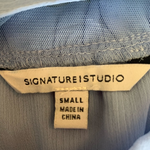 Adorable embroidered cold shoulder top Women’s Small but fits a medium as well. - Picture 2 of 2